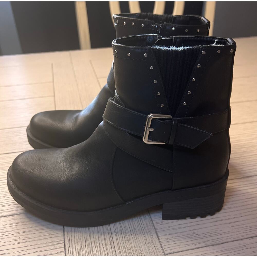 XOXO ladies Dharna black fashion zip ankle boots w/ silver buckle & studs. Sz 8